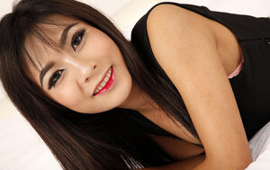 Pornographer sees a gorgeous Thai babe and furthermore offers her to pose naked