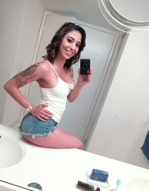 Amateur, Badezimmer, Brünett, Tattoo