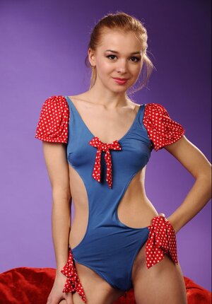 Girl exposes all of her skinny charms to all the people for a masturbating session