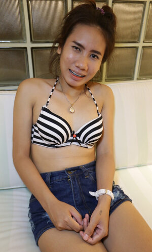 In the cafe boy hooks up with Thai broad who agrees to pose for him in underwear