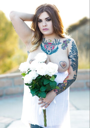 Grandes tetas, Lengua, Tatuajes