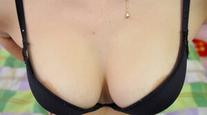 Sweet teenage doesn’t hesitate to show that she has no panties under the jeans