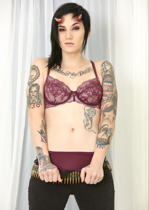 Brunettes, Lingerie, Tatouages, Déshabillement