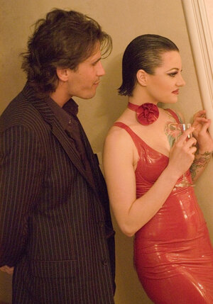 Brünett, Bekleidet, Tattoo