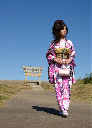 Asiatic bitch knows her business and plus walks down the ocean shore attracting boys