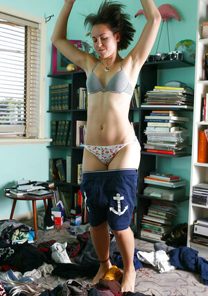 Dilettanti, Brune, Spogliarsi