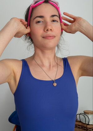 Bushy psusy swimmer is going to bang herself on the bed