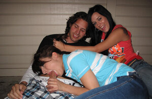 Schwanz lutschen, Brünett, Bekleidet, Jeans, Unter freiem Himmel, Dreier