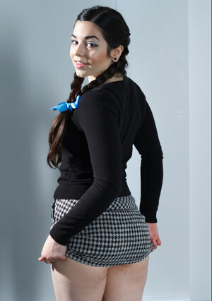 Brünett, Bekleidet, Röcke, Ausziehen