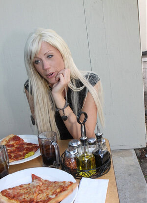 Blond, Unter freiem Himmel