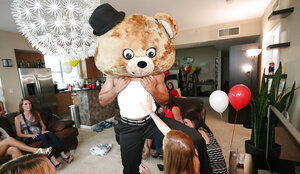 CFNM, Habillé, Fête