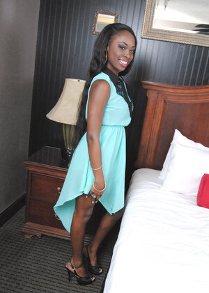 Vestida, ébano, Tacones de aguja