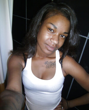 Good-looking Millian Blaze gets all naked for her bathroom selfies