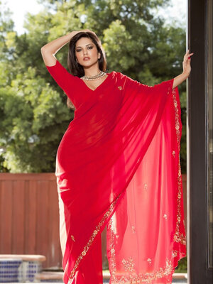 Indian goddess Sunny Leone teases with her huge natural jugs