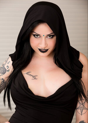 Jaw-dropping goth Ophellia Rain displays her big tits after unclothing