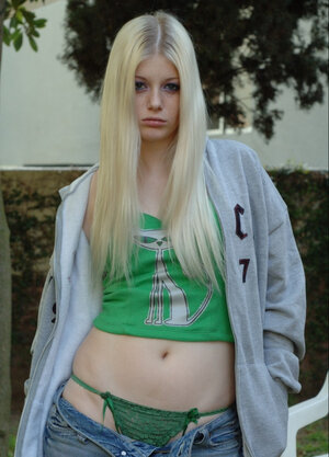 Blonde teenage peels her green threads outdoors before cumming