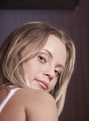 Blonde Hungarian sweetie Vanda Lust enjoys unveiling her hot natural titties