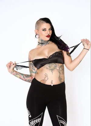 MILF, Piercings, Tatuaggi, Spogliarsi