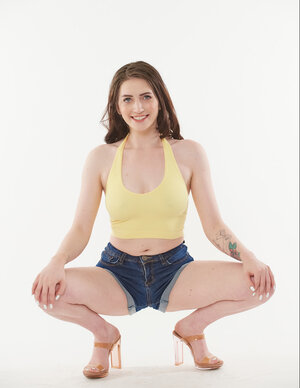 Brünett, Bekleidet, Hohe Absätze, Shorts