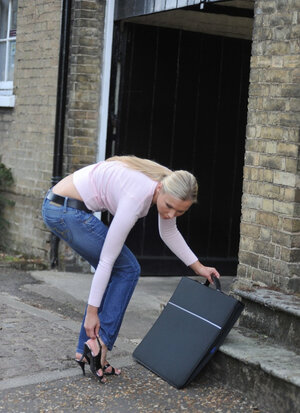 Blond, Bekleidet, Hohe Absätze, Jeans, Unter freiem Himmel