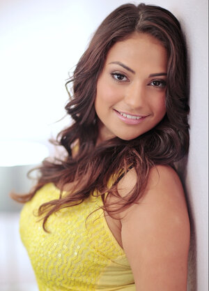 Brünett, Bekleidet, Latina