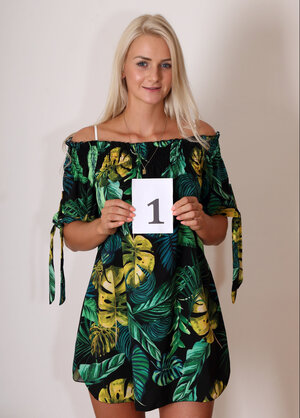 Sexy teenage Katy Sky reveals her curved body