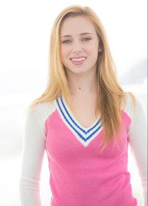 Blonde Taylor Whyte enjoys playing with her pink slit while spreading her legs