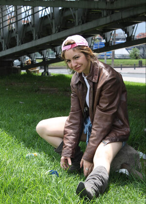 Botas, Vestida, Lengua