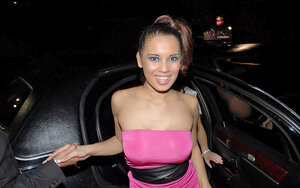 Bekleidet, Unter Freiem Himmel