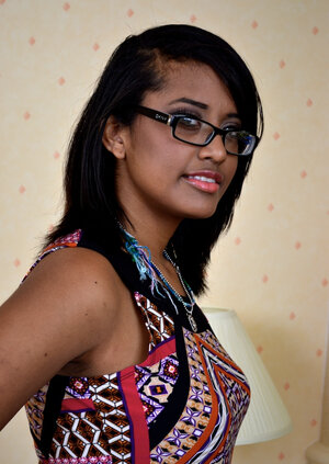 Vestida, Ébano, Gafas