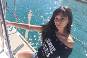Brunette looks hella good-looking while showing her tight body
