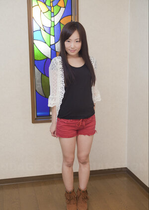 Ai Mizushima poses glamorous red shorts at lascivious casting