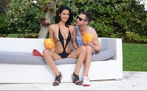 Latina chick stops selling cocktails to follow handsome boy for good make love